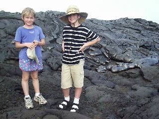 Leif und Vanessa Steffny staunen: hier verschwand eine Strae unter der Lava