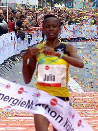 Die wegen Dopings gesperrte Siegerin Julia Mumbi beim Köln Marathon