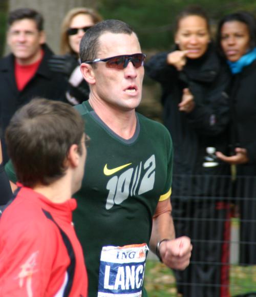 Lance Armstrong kämpft sich im Central Park zum Ziel des 2006 New York Marathons durch